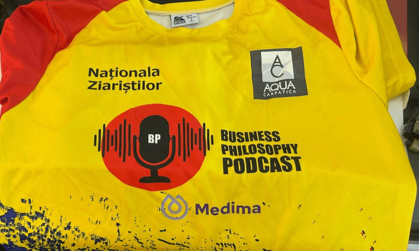 Sigla podcastului Business Philosophy, inscripționată pe tricourile naționalei jurnaliștilor la Campionatul European din Lituania Sigla podcastului Business Philosophy, inscripționată pe tricourile naționalei jurnaliștilor la Campionatul European din Lituania