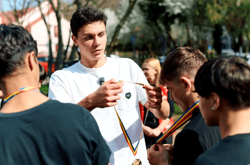 David Popovici a gătit și a mâncat împreună cu 12 copii mai puțin norocoși